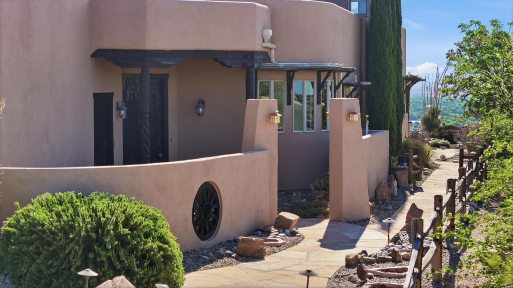 Image 4 of property listing at 42 Sereno Court, Corrales, NM 87048