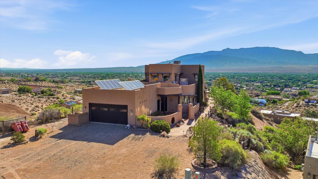 Image 5 of property listing at 42 Sereno Court, Corrales, NM 87048