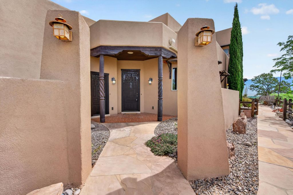 Image 6 of property listing at 42 Sereno Court, Corrales, NM 87048