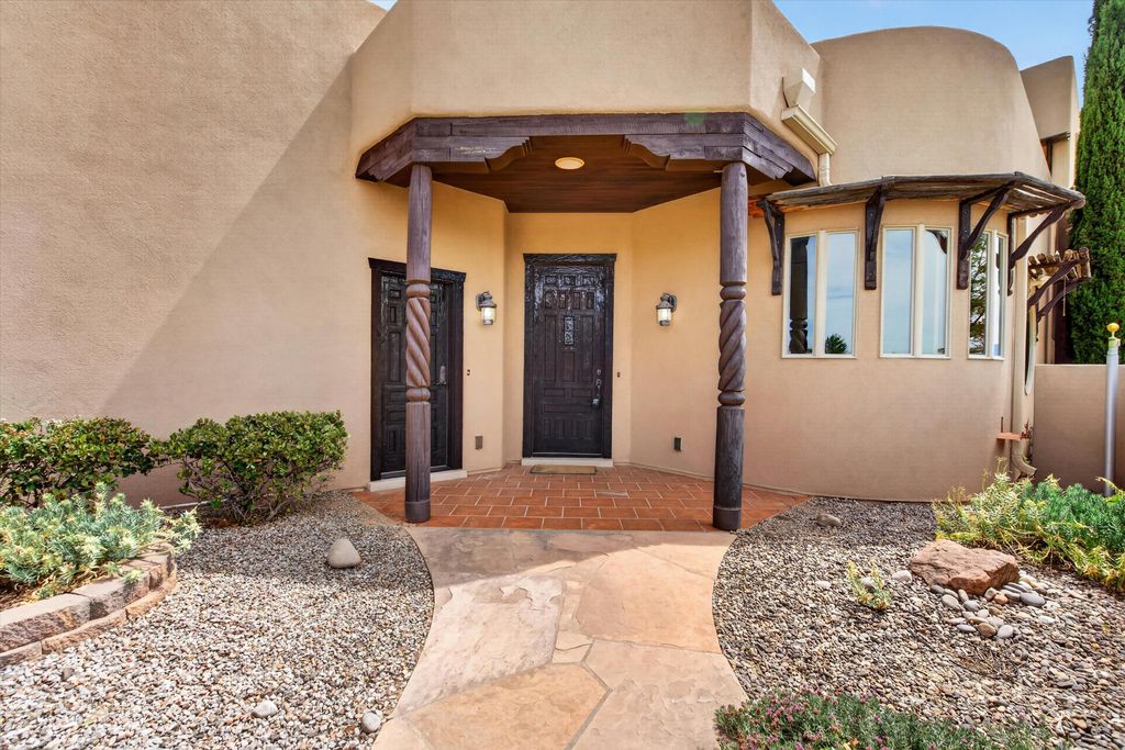 Image 7 of property listing at 42 Sereno Court, Corrales, NM 87048