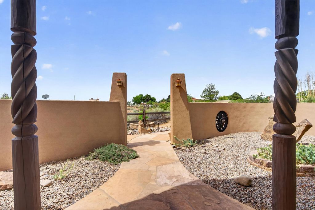 Image 8 of property listing at 42 Sereno Court, Corrales, NM 87048