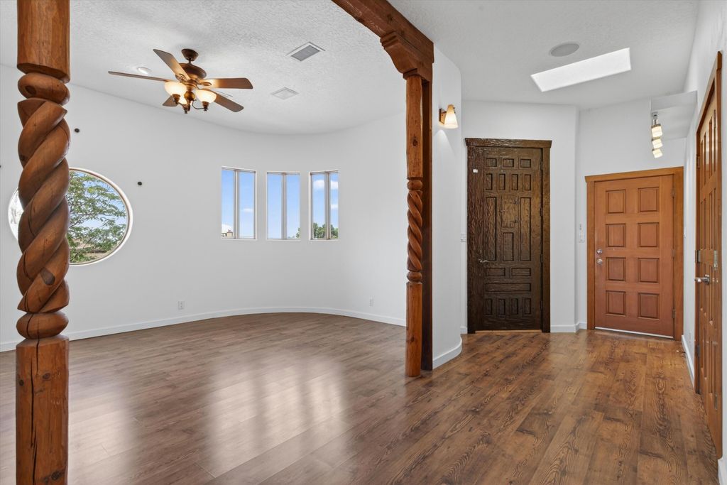 Image 9 of property listing at 42 Sereno Court, Corrales, NM 87048