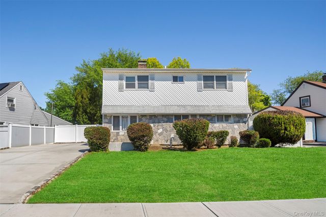 13 Squirrel Lane, Levittown, NY 11756