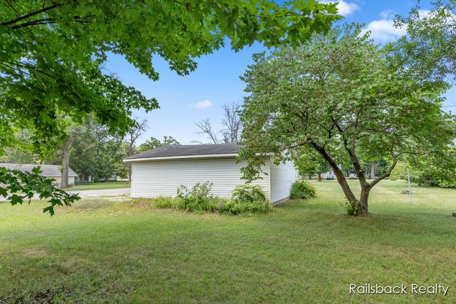 1408 E Pine Hill Avenue, White Cloud City, MI 49349