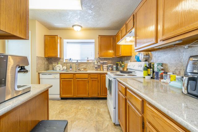 421 Indianmeadow Drive, League City, TX 77573