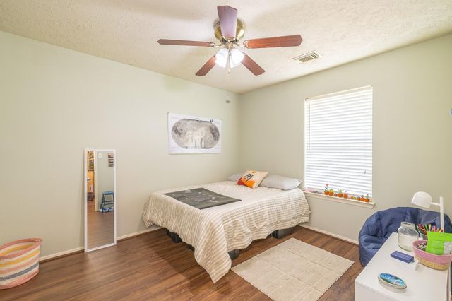 421 Indianmeadow Drive, League City, TX 77573