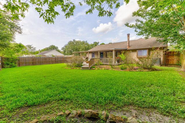 421 Indianmeadow Drive, League City, TX 77573