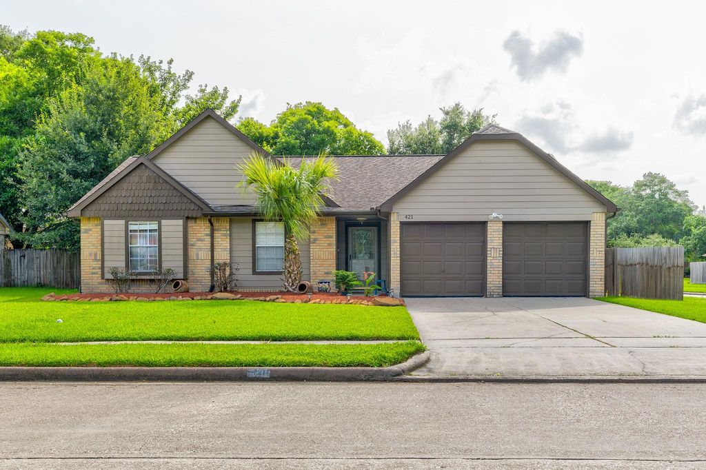 421 Indianmeadow Drive, League City, TX 77573