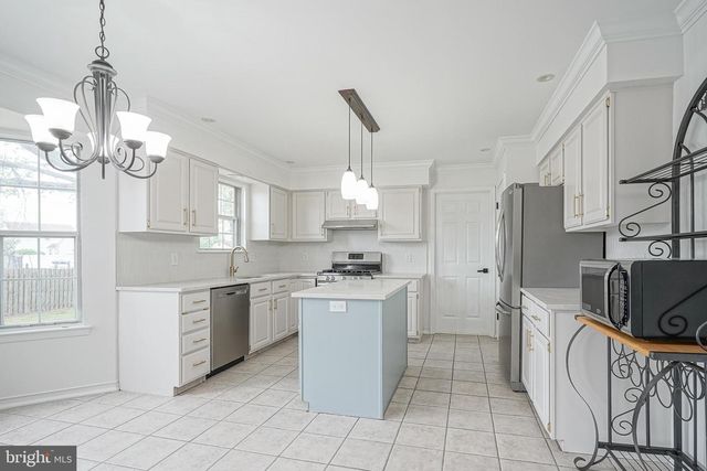 18 BREARLY DR, Sicklerville, NJ 08081