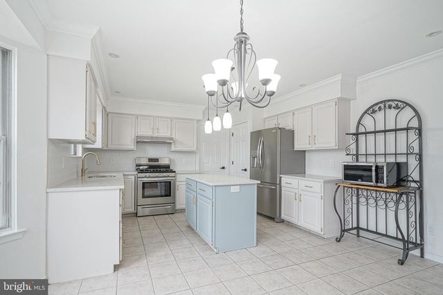 18 BREARLY DR, Sicklerville, NJ 08081