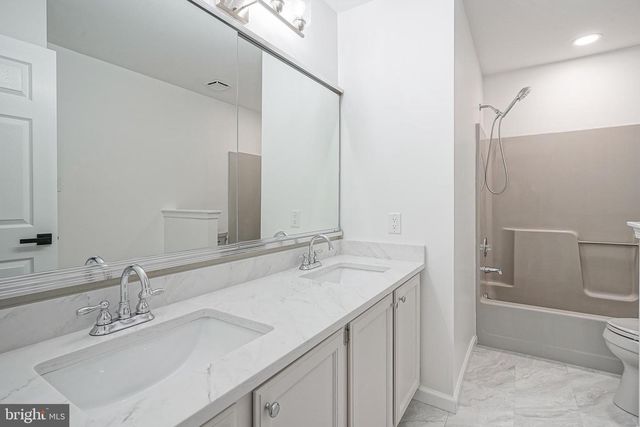 18 BREARLY DR, Sicklerville, NJ 08081