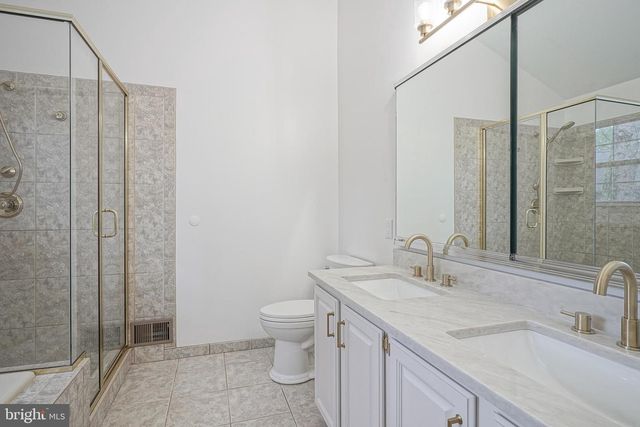 18 BREARLY DR, Sicklerville, NJ 08081