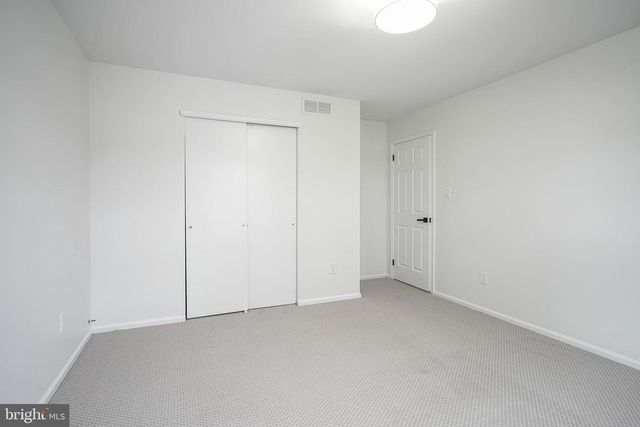 18 BREARLY DR, Sicklerville, NJ 08081