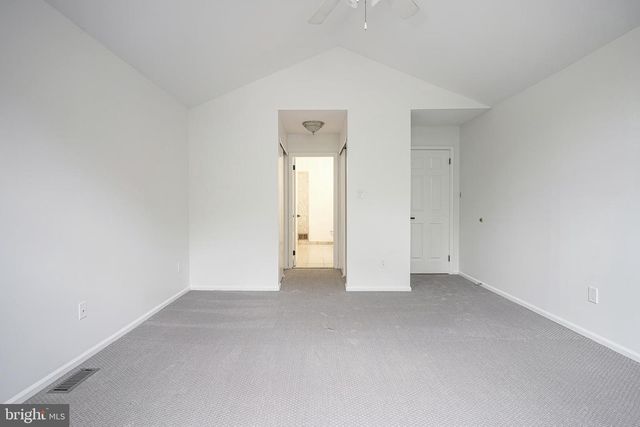 18 BREARLY DR, Sicklerville, NJ 08081