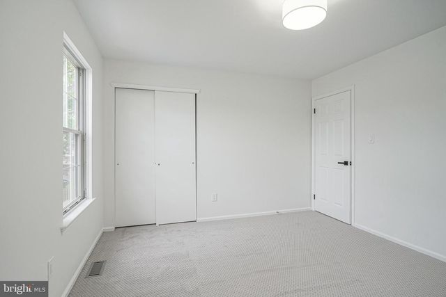 18 BREARLY DR, Sicklerville, NJ 08081