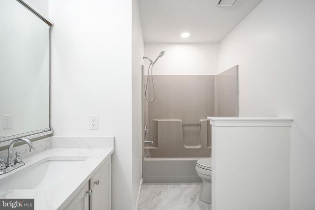 18 BREARLY DR, Sicklerville, NJ 08081