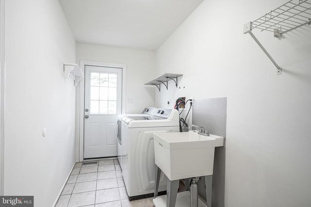18 BREARLY DR, Sicklerville, NJ 08081