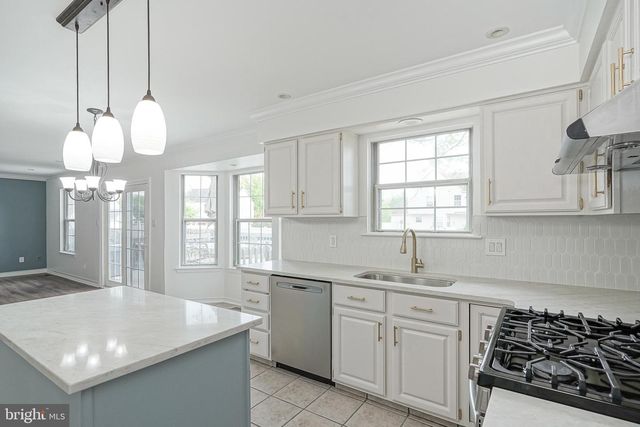18 BREARLY DR, Sicklerville, NJ 08081