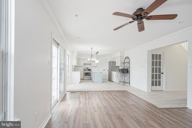 18 BREARLY DR, Sicklerville, NJ 08081