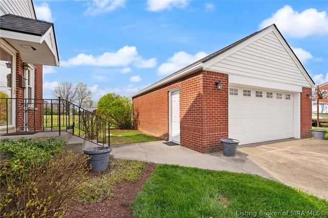 403 South Street, Sellersburg, IN 47172