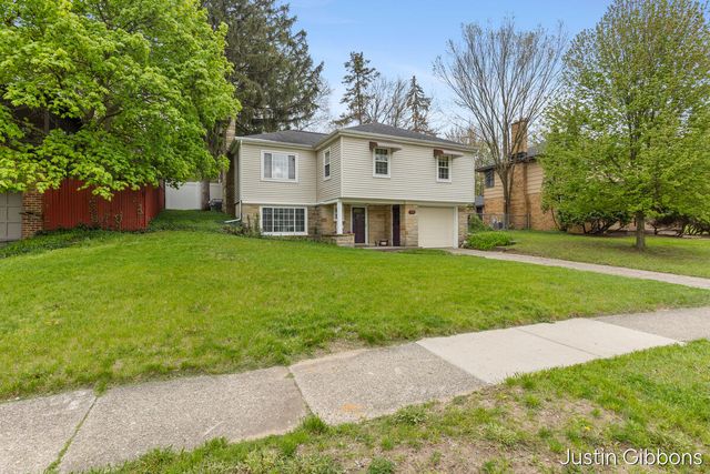 1708 Hiawatha Road SE, Grand Rapids, MI 49506