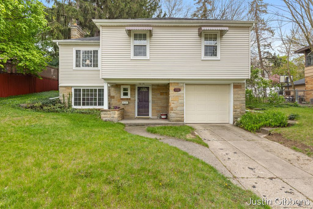 1708 Hiawatha Road SE, Grand Rapids, MI 49506