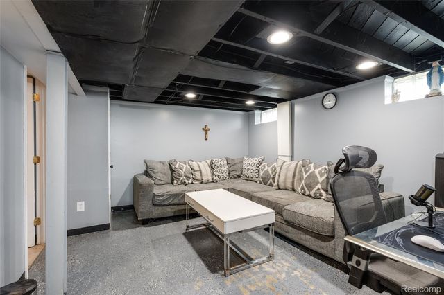 8181 Vermont Avenue, Warren, MI 48093