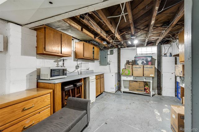 8181 Vermont Avenue, Warren, MI 48093