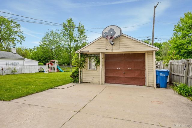 8181 Vermont Avenue, Warren, MI 48093