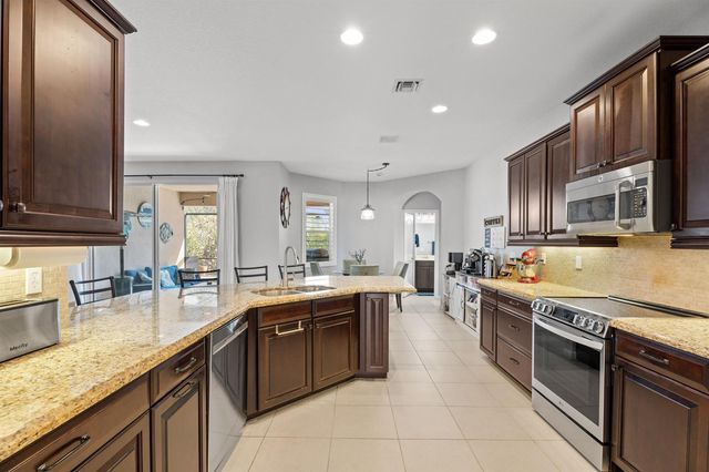 445 NW Sunflower Place, Jensen Beach, FL 34957