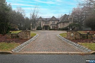 22 Pembroke Trail, Upper Saddle River, NJ 07458