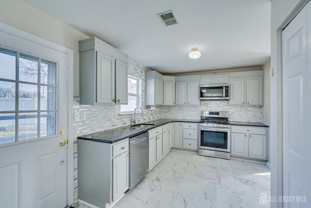 17 Idlewild Road, Edison, NJ 08817