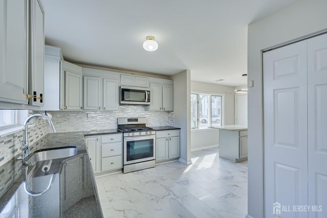 17 Idlewild Road, Edison, NJ 08817