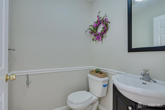 17 Idlewild Road, Edison, NJ 08817