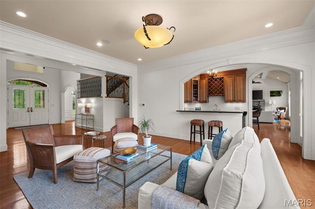 511 S Warson Road, Ladue, MO 63124