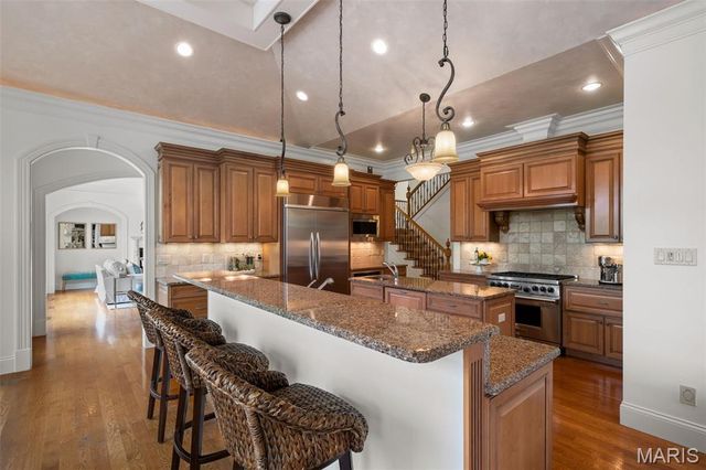 511 S Warson Road, Ladue, MO 63124