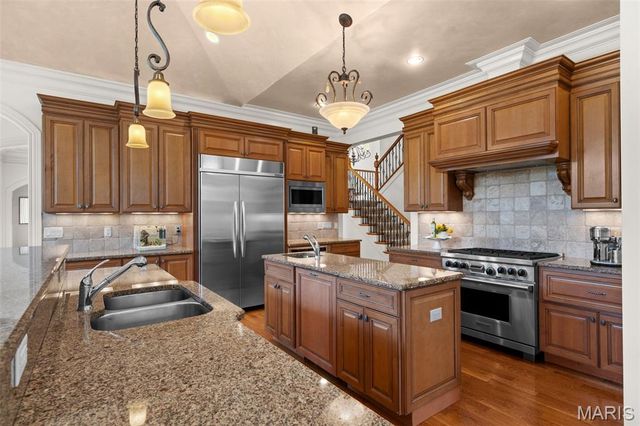 511 S Warson Road, Ladue, MO 63124