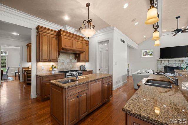 511 S Warson Road, Ladue, MO 63124