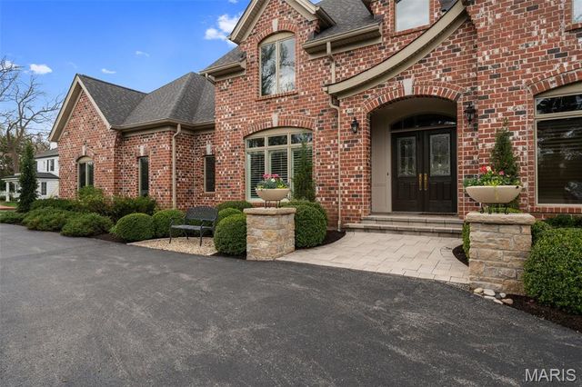 511 S Warson Road, Ladue, MO 63124