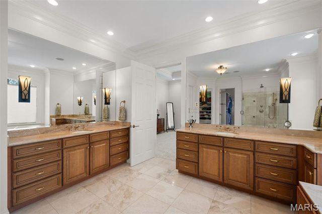 511 S Warson Road, Ladue, MO 63124