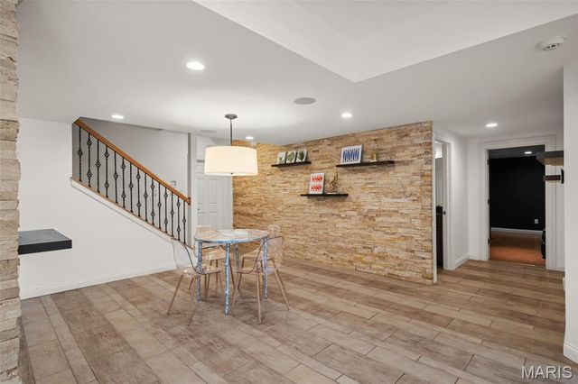 511 S Warson Road, Ladue, MO 63124