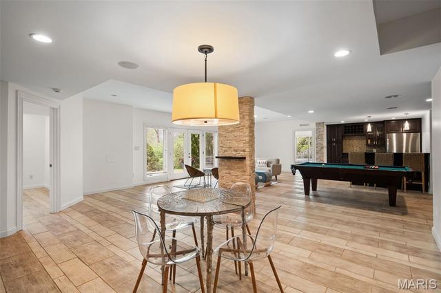 511 S Warson Road, Ladue, MO 63124