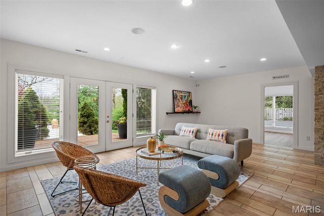 511 S Warson Road, Ladue, MO 63124