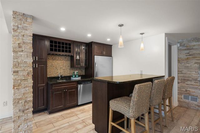 511 S Warson Road, Ladue, MO 63124