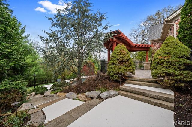 511 S Warson Road, Ladue, MO 63124