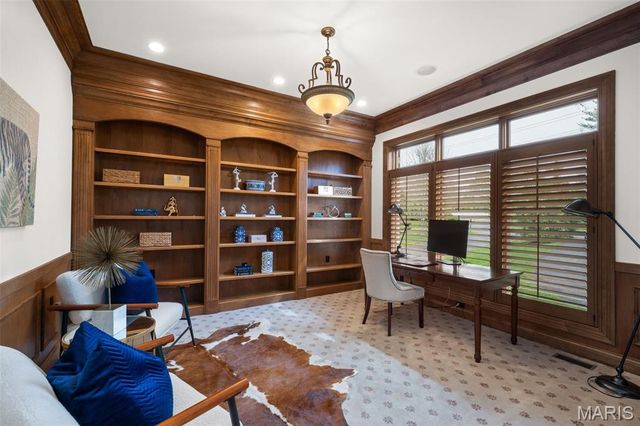 511 S Warson Road, Ladue, MO 63124