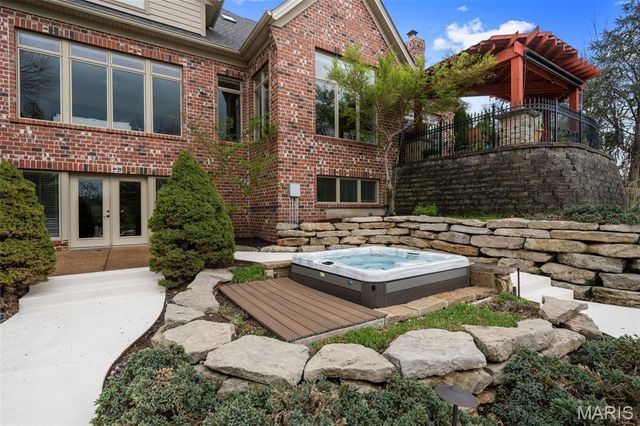 511 S Warson Road, Ladue, MO 63124