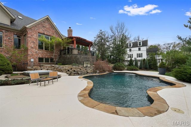 511 S Warson Road, Ladue, MO 63124