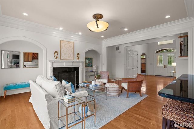 511 S Warson Road, Ladue, MO 63124