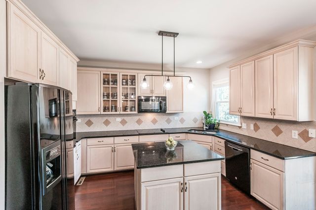 102 Fairlake Ct, Hendersonville, TN 37075